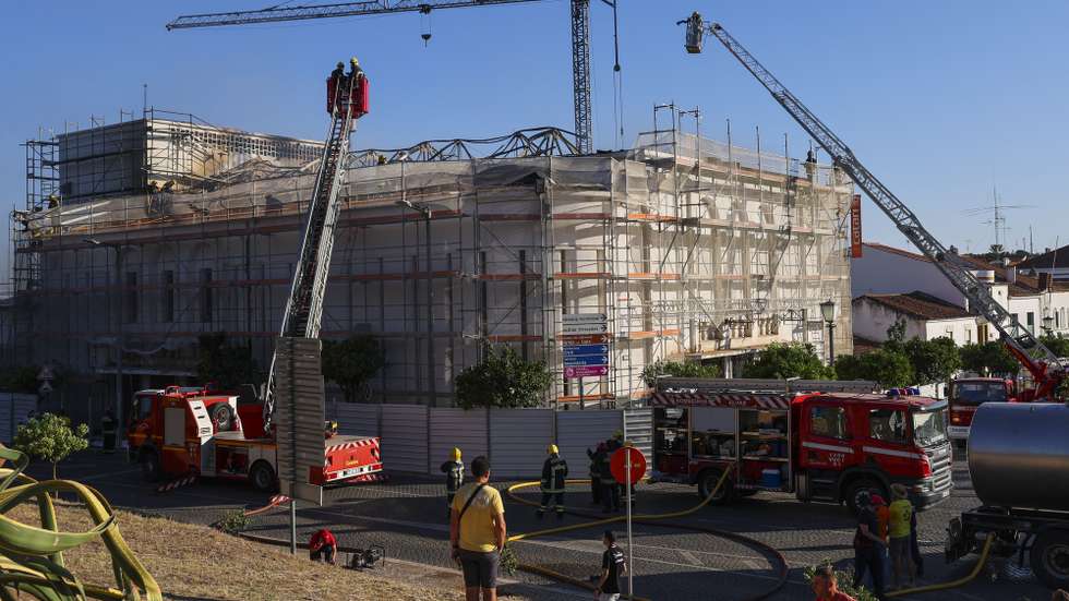 Os bombeiros combatem um incêndio que deflagrou hoje no Cineteatro Florbela Espanca, em Vila Viçosa, que estava fechado para obras, com o combate às chamas a mobilizar mais de 40 bombeiros, Vila Viçosa, 31 de julho de 2023.  NUNO VEIGA/LUSA