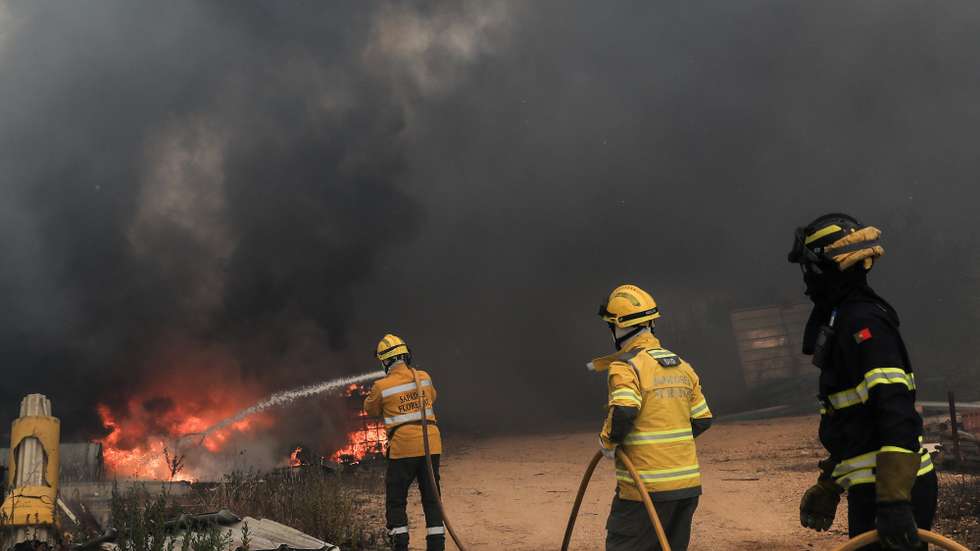Bombeiros combatem o incêndio em Vale Tacão no concelho de Ourém, 5 de agosto de 2023. O incêndio, que deflagrou às 14:16, na localidade de Cercal, concelho de Ourém, mobilizava, às 17:30, 286 operacionais, apoiados por 80 veículos e quatro meios aéreos. PAULO CUNHA/LUSA