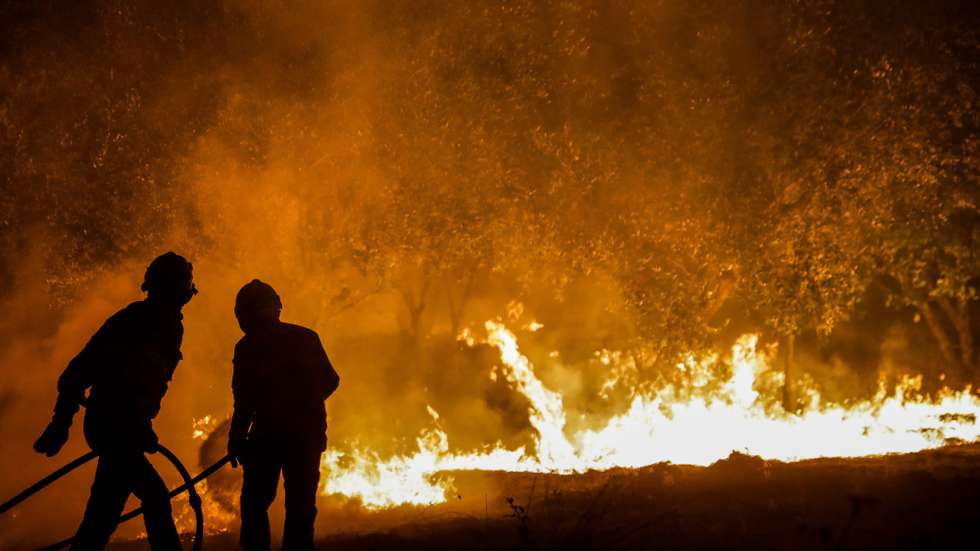 epa10129887 Firefighters fight the flames of a forest fire in the village of Urqueira, Ourem, Portugal, 19 August 2022. At least 50 people were evacuated from their homes as a precaution on 19 August due to the fire that has been raging since 2:40 pm in the municipality of Ourem, district of Santarem.  EPA/PAULO CUNHA