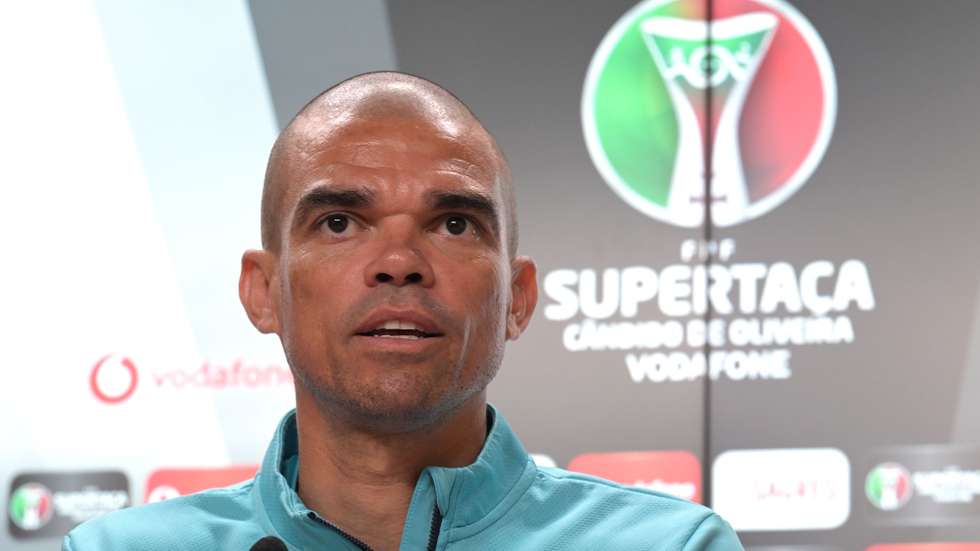 O jogador do Futebol Clube do Porto, Pepe, durante a conferência de imprensa que antecede a final da Supertaça Cândido Oliveira, que será disputada entre o FC Porto e o Benfica em Aveiro, no Centro de Treinos do Olival em Vila Nova de Gaia, 8 de agosto de 2023. FERNANDO VELUDO/LUSA