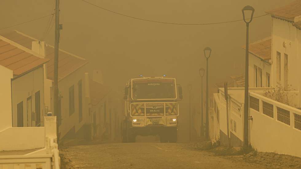 Fumo intenso durante um incêndio na zona de São Teotónio no concelho de Odemira, 7 de agosto de 2023. Estão no combate às chamas 633 operacionais, apoiados por 206 viaturas terrestres e 10 meios aéreos. O incêndio, que deflagrou na zona de Baiona, na freguesia de São Teotónio, a meio da tarde de sábado, já obrigou a evacuar quatro locais no concelho de Odemira (Vale dos Alhos, Vale de Água, Choça dos Vales e Relva Grande) e uma unidade de turismo rural, num total de mais de 100 pessoas retiradas. LUÍS FORRA/LUSA