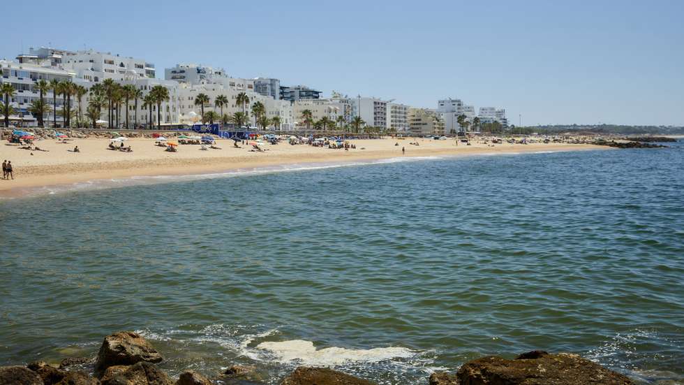 Turistas na praia de Quarteira no dia em que a Autoridade Marítima Nacional levantou, esta manhã, a restrição de banhos na praia de Quarteira, após nova análise à qualidade da água nas praias de Quarteira e Vale do Lobo, em Loulé, 26 de julho de 2023. A interdição a banhos nas praias de Quarteira e Vale do Lobo, no Algarve, que durou menos de 24 horas e cuja interdição foi hoje levantada, foi causada por um foco de poluição. RICARDO NASCIMENTO/LUSA