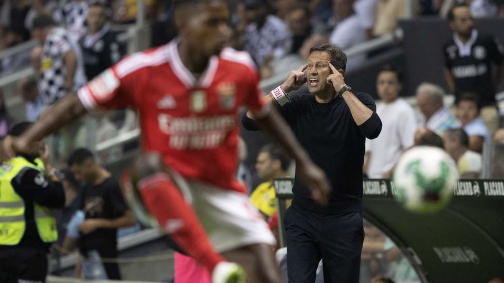 epa10800493 Benfica's head coach Roger Schmidt reacts during the Portuguese First League soccer match between Boavista and Benfica, at Bessa stadium, in Porto, Portugal, 14 August 2023.  EPA/JOSE COELHO