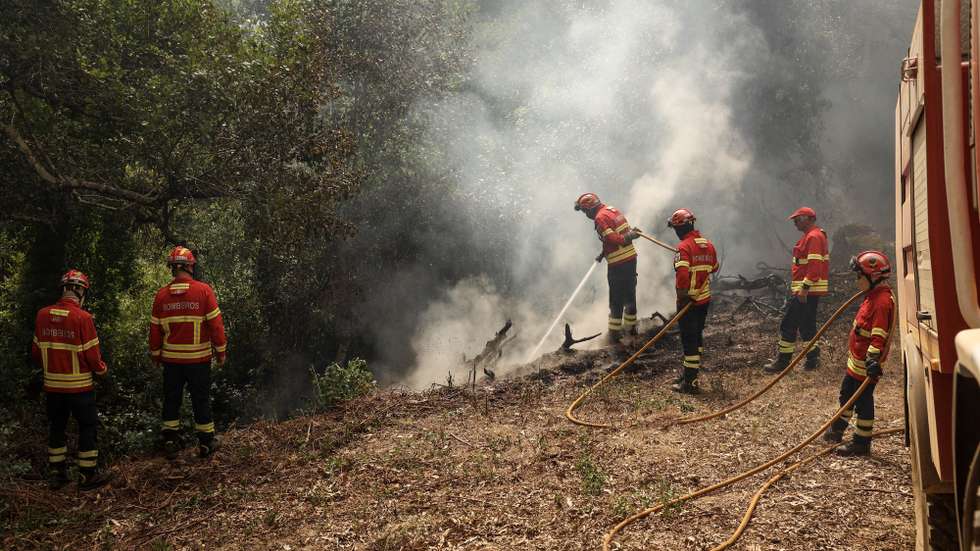 Bombeiros combatem um incêndio na zona de Galé de Cima no concelho de Aljezur, 9 de agosto de 2023. O incêndio rural que deflagrou no sábado em Odemira e entrou nos concelhos de Monchique e Aljezur (Faro) destruiu pelo menos duas casas e uma unidade de turismo rural, além de vários anexos.  MIGUEL A. LOPES/LUSA