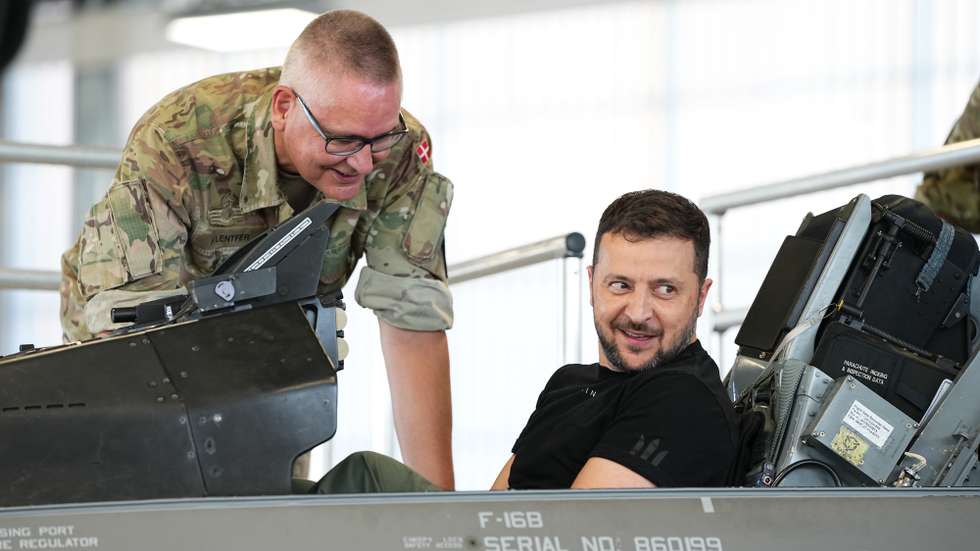 epaselect epa10810163 Ukrainian President Volodymyr Zelensky sits in a F-16 fighter jet at Skrydstrup Airbase in Vojens, Denmark, 20 August 2023. The US State Department recently permitted Denmark to hand over F-16 fighter jets to Ukraine, a program to train Ukraine's pilots to the F-16s is already underway in Denmark.  EPA/MADS CLAUS RASMUSSEN