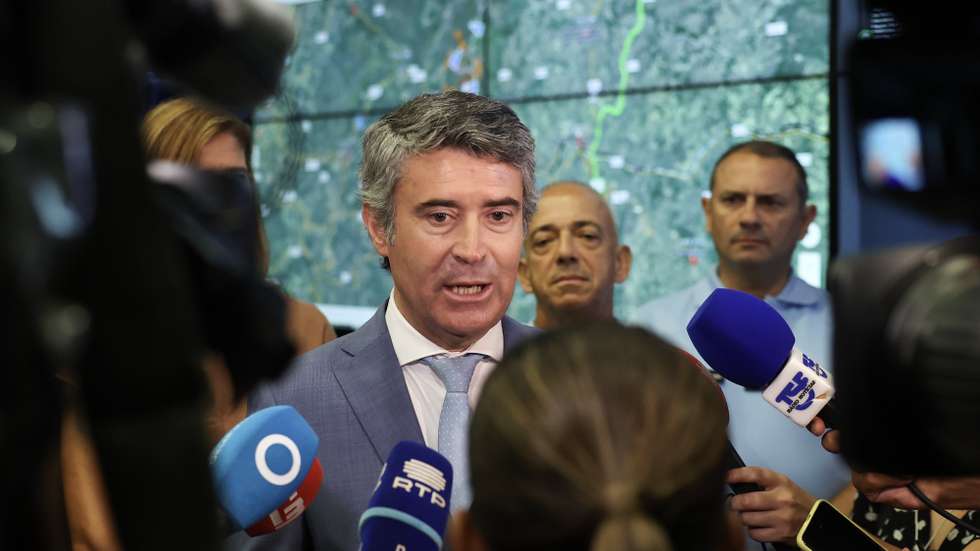 O ministro da Administração Interna, José Luís Carneiro, fala aos jornalistas no final da visita ao Quartel do Carmo no âmbito da visita à Sala de Operações do Comando-Geral da Guarda Nacional Republicana, onde se inteirou sobre o reforço do patrulhamento de visibilidade da Guarda dirigido à prevenção de incêndios rurais, em Lisboa, 23 de agosto de 2023. MANUEL DE ALMEIDA/LUSA