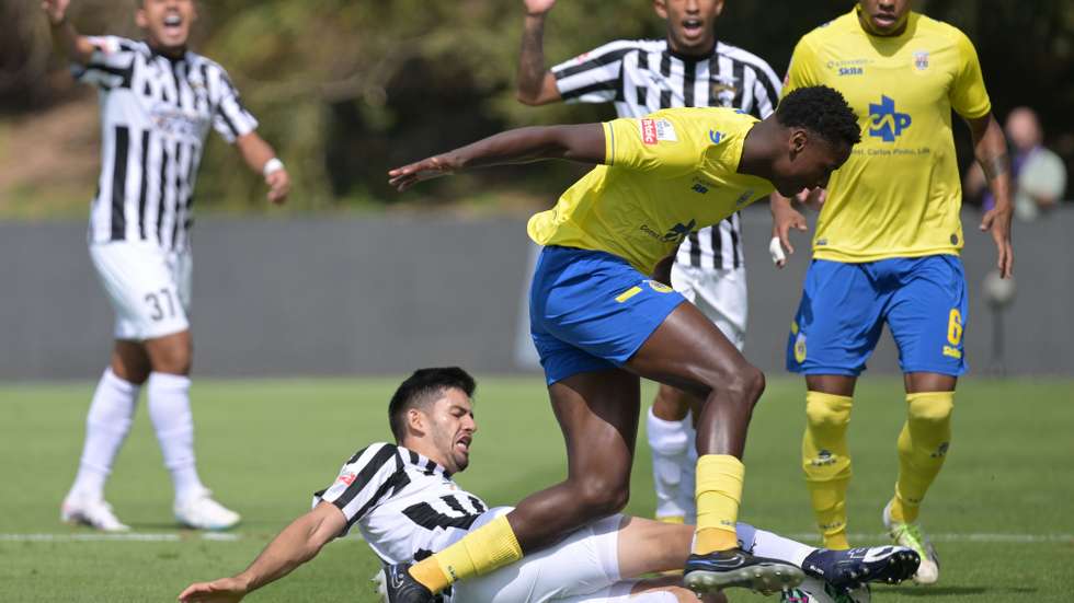 O jogador do Arouca, Mateus Quaresma (D), disputa a bola com o jogador Ronie Carrilho do Portimonense no jogo de futebol da 3ª jornada da I Liga de Futebol disputado no Estádio Municipal de Arouca, 26 de agosto de 2023. FERNANDO VELUDO/LUSA