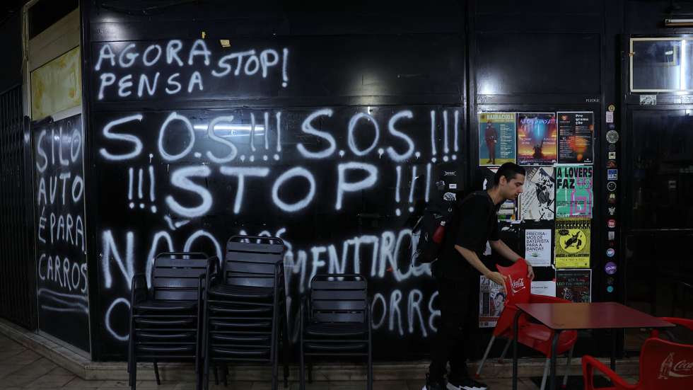 Em causa está a “falta de comunicação e transparência”, o funcionamento do centro comercial
