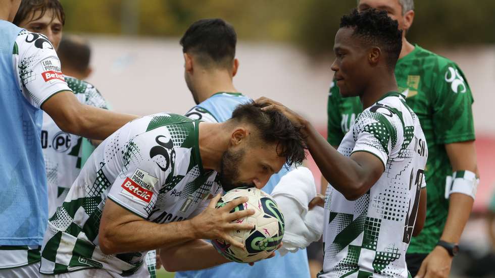 O jogador do Moreirense FC João Camacho (E) beija a bola após marcar 0 1-2, durante o jogo da Primeira Liga de Futebol entre o GD Chaves e o Moreirense FC, disputado no Estádio Municipal Eng.º Manuel Branco Teixeira, em Chaves, 03 de setembro de 2023. PEDRO SARMENTO COSTA/LUSA