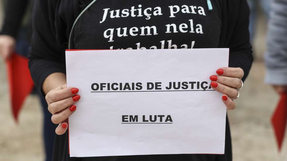 Oficiais de justiça manifestam-se junto ao Tribunal de Almada, durante a greve que realiza entre as 13:30 e as 24:00, todos os dias no mesmo intervalo de tempo, por tempo indeterminado, convocada pelo Sindicato dos Oficiais de Justiça, em Almada, 19 de janeiro de 2023. Os trabalhadores reivindicam a inclusão na remuneração do suplemento de recuperação processual com efeitos a 01 janeiro de 2021, abertura de procedimento para produção e acesso a todas as categorias cujos lugares se encontrem vagos, abertura de ingressos. MIGUEL A. LOPES/LUSA