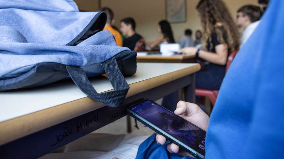 Alunos numa sala de aula da escola EB 23 Lourosa que proíbe os telemóveis, a propósito de uma petição que está a correr para que isso seja a regra em todas as escolas, Santa Maria da Feira, 23 de maio de 2023.  (ACOMPANHA TEXTO DE 27 DE MAIO DE 2023) JOSÉ COELHO/LUSA