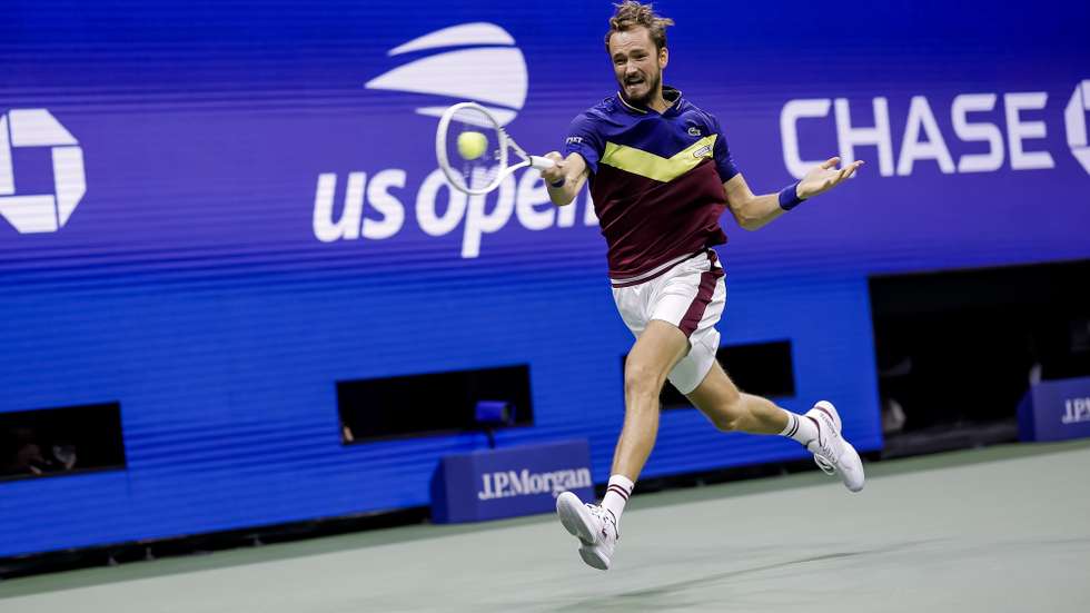epa10849859 Daniil Medvedev of Russia in action against Carlos Alcaraz of Spain during their men's singles semifinal round match during the US Open Tennis Championships at the USTA National Tennis Center in Flushing Meadows, New York, 08 September 2023. The US Open runs from 28 August through 10 September.  EPA/CJ GUNTHER