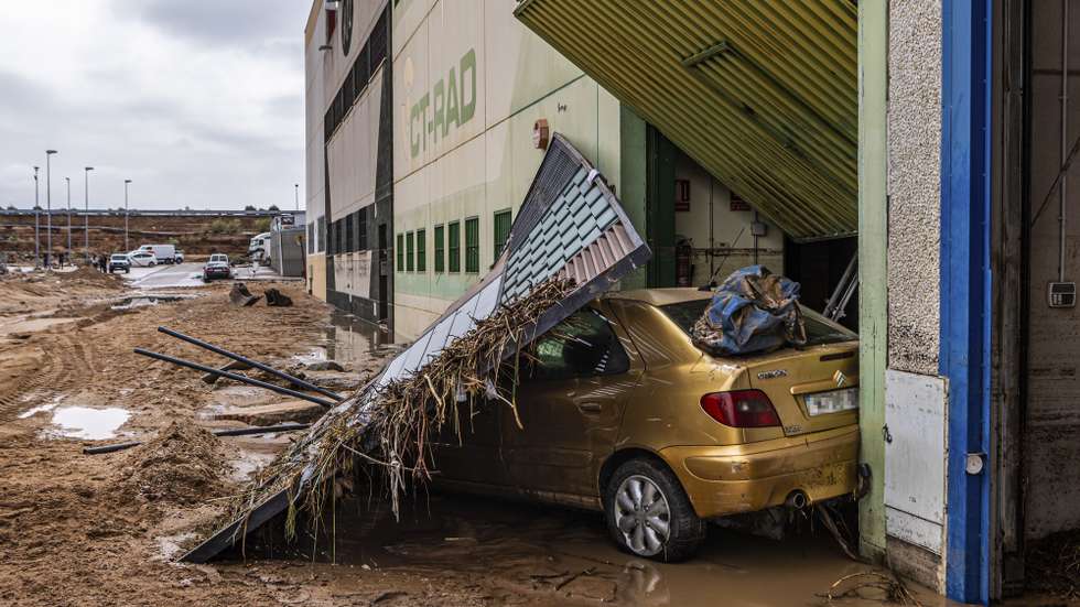 epa10839719 Damaged cars at the industrial park after heavy rains in Toledo, Spain, 04 September 2023. Heavy rains registered throughout the country have caused two dead, two missing people and several damage as well as trouble in the rail network and roads.  EPA/ANGELES VISDOMINE
