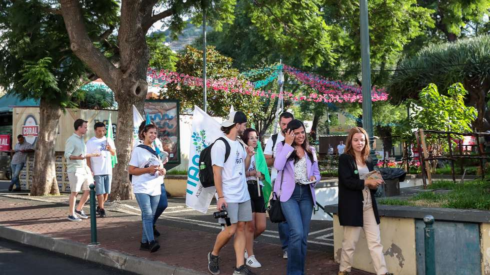 A porta-voz do PAN (Partido Pessoas-Animais-Natureza), Inês de Sousa Real (2-D), acompanhada pela candidata do partido à Assembleia Regional da Madeira, Mónica Freitas (D), participam numa ação de campanha eleitoral para as eleições legislativas da Madeira, em Santa Cruz, Madeira, 12 de setembro de 2023. As legislativas da Madeira decorrem em 24 de setembro, com 13 candidaturas a disputar os 47 lugares no parlamento regional, num círculo eleitoral único. HOMEM DE GOUVEIA/LUSA