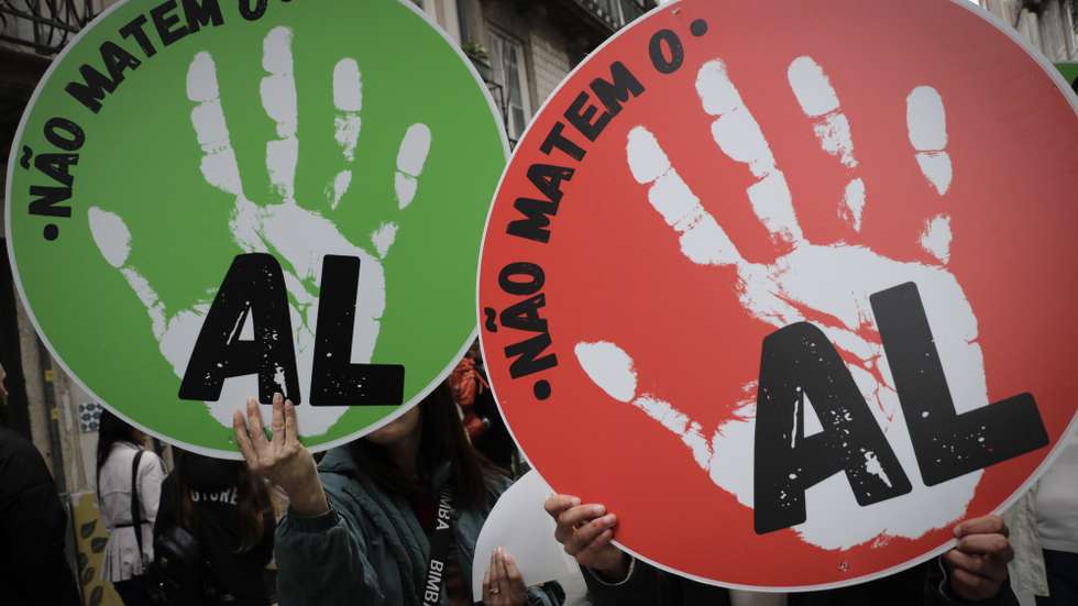 Arruada pela defesa do Alojamento Local, organizada pelo movimento Alojamento Local Porto e Norte (ALPN), constituído para a defesa do Alojamento Local na região e com o objetivo de lutar contra as propostas para o AL integradas no pacote “Mais Habitação”, que irão ser discutidas no Conselho de Ministros no próximo dia 30 de março. Porto, 25 de março de 2023.  MANUEL FERNANDO ARAÚJO/LUSA
