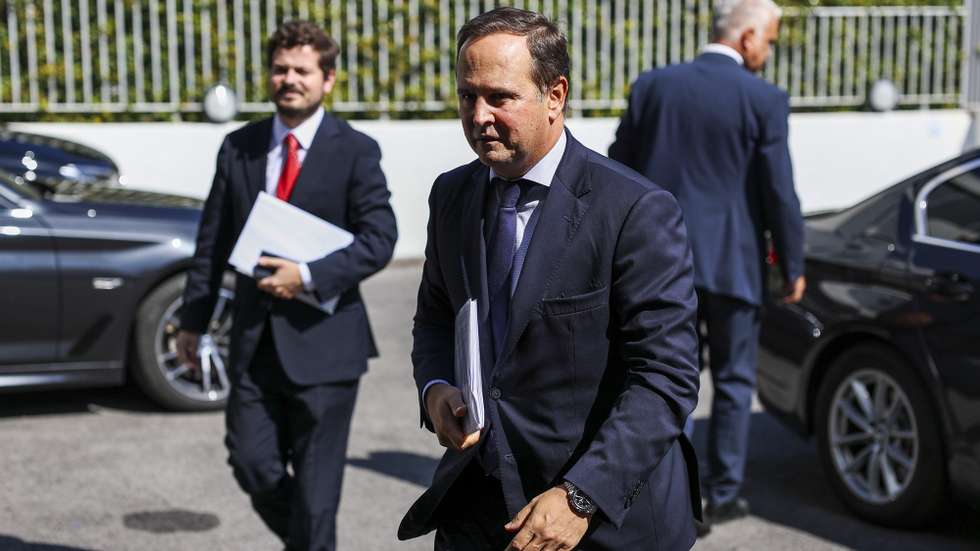 O ministro das Finanças, Fernando Medina, à chegada para a reunião da Comissão Permanente de Concertação Social, na sede do Conselho Económico e Social, em Lisboa, 13 de setembro de 2023. JOSE SENA GOULAO/LUSA