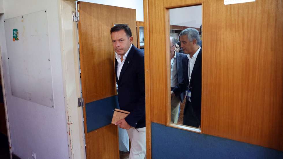 O presidente do Partido Social Democrata (PSD), Luís Montenegro (E), acompanhado do presidente do Conselho de Administração da ULSNA, Joaquim Araújo, durante uma visita à Unidade Local de Saúde do Norte Alentejano (ULSNA), Portalegre, 06 de setembro de 2023. O líder do PSD visita o distrito de Portalegre no âmbito do programa “Sentir Portugal”, entre os dias 03 e 06 deste mês. NUNO VEIGA/LUSA