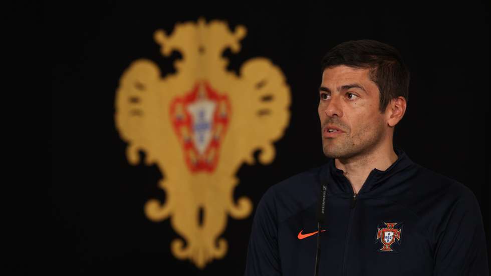 O treinador da seleção feminina de futebol, Francisco Neto, intervém durante a receção pelo Presidente da República à seleção que participou no Mundial de Futebol feminino, no Palácio de Belém, em Lisboa, 03 de agosto de 2023. Portugal concluiu na terça-feira a primeira participação de sempre num Mundial feminino, ao ficar-se pela fase de grupos da competição que decorre na Austrália e na Nova Zelândia, depois de empatar 0-0 com os Estados Unidos, bicampeões mundiais, na terceira jornada do Grupo E. TIAGO PETINGA/LUSA