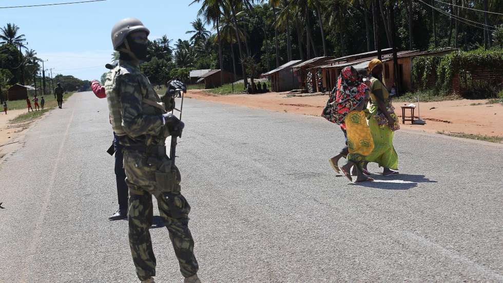 Tropas de Moçambique vigiam perímetro na aldeia de Mute, Cabo Delgado, norte de Moçambique, 26 de junho de 2023. Há residentes de etnia maconde que já rumaram a Mueda, no planalto de Cabo Delgado, “para plantar milho”, mas o que os muânis como Assumane sabem fazer é plantar arroz nos campos de Auasse, ali perto de Mocímboa de Praia. (acompanha texto de 26 de junho de 2023). LUÍS FONSECA/LUSA
