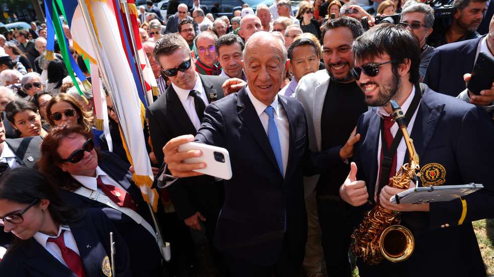O Presidente da República, Marcelo Rebelo de Sousa (C), tira uma selfie com emigrantes portugueses e lusodescendentes a caminho da Pastelaria Nova Era, num passeio por "Little Portugal", no final de uma missa em Toronto, Canadá, 17 de setembro de 2023. O Presidente termina hoje uma visita oficial de cinco dias ao Canadá. NUNO VEIGA/LUSA