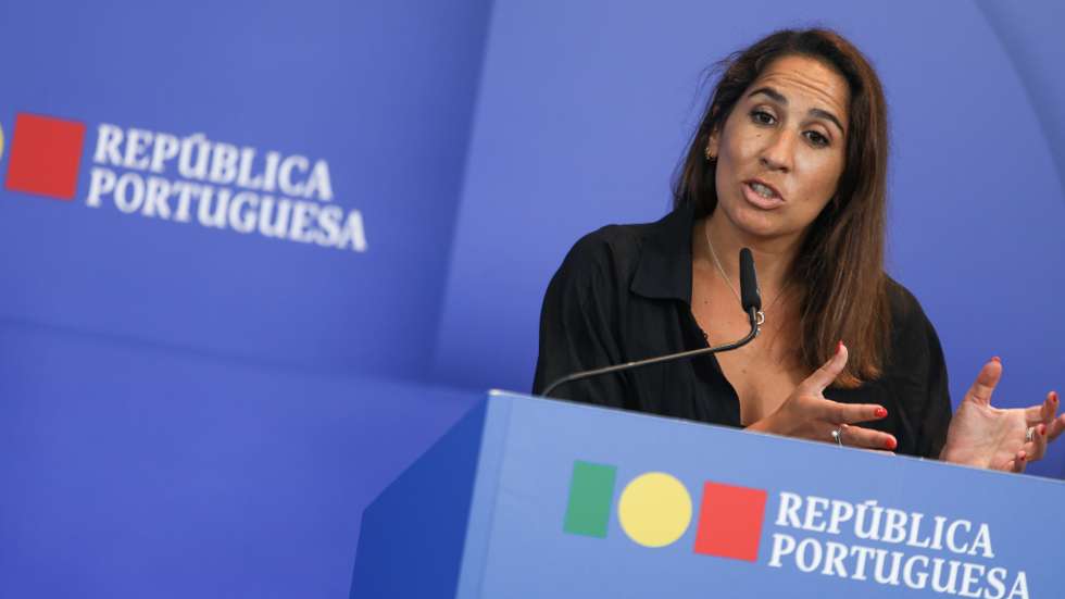 A ministra da Habitação, Marina Gonçalves, fala aos jornalistas durante a conferência de imprensa no final da reunião do Conselho de Ministros realizada no Museu de Leiria, em Leiria, 21 de setembro de 2023. PAULO CUNHA/LUSA