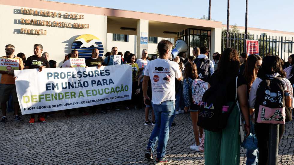 Protesto de professores em greve convocado pelo sindicato de todos os profissionais da educação (STOP) em frente à escola EB 2/3 D Martinho Castelo Branco em Portimão,19 de setembro de 2023. A greve nacional inclui todos os trabalhadores docentes e trabalhadores com funções docentes, bem como todos os outros trabalhadores que exerçam a sua atividade profissional  no setor da educação.LUIS FORRA/LUSA