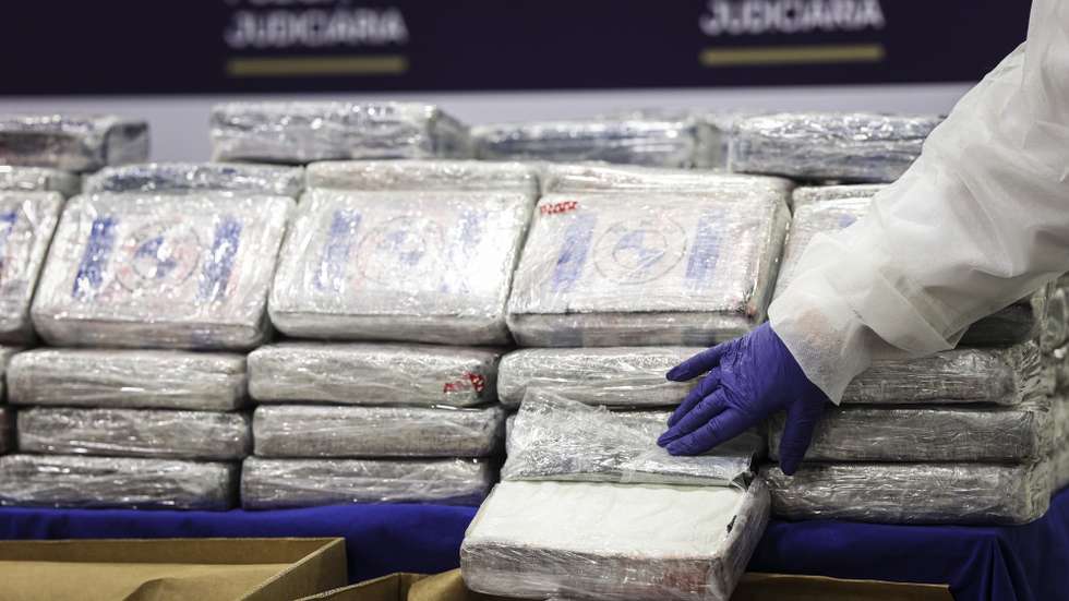 Material apreendido pela Polícia Judiciária (PJ), através da Unidade Nacional de Combate ao tráfico de Estupefacientes, procedeu, nos últimos dias, à apreensão de cerca de cerca de 4,2 toneladas de cocaína com origem na América Latina. A droga em causa, que apresenta um elevado grau de pureza, foi transportada até Portugal por via marítima dissimulada num carregamento de fruta em paletes, mais concretamente de bananas, que entrou em território nacional, através do Porto de Setúbal, nas instalações da Polícia Judiciária em Lisboa, 02 de maio de 2023. FILIPE AMORIM/LUSA