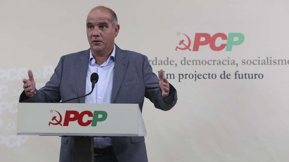O secretário-geral do Partido Comunista Português (PCP), Paulo Raimundo, intervém durante uma conferência de imprensa "sobre a situação social, as medidas necessárias ao aumento dos salários e pensões e as manobras em curso para o impedir", Lisboa, 29 de setembro de 2023. MANUEL DE ALMEIDA/LUSA