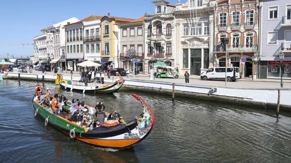 Passeios de barcos moliceiros com turistas na Ria de Aveiro, em Aveiro, 15 de abril de 2023. PAULO NOVAIS/LUSA