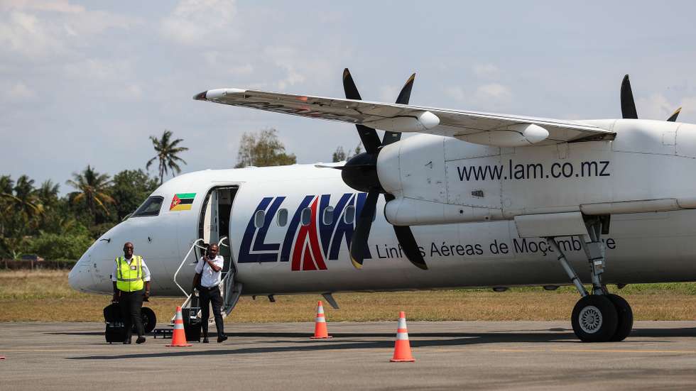 Avião das Linhas Aéreas de Moçambique (LAM), que passa a ligar Joanesburgo, na África do Sul, a Vilanculo, na província de Inhambane, um dos principais pontos turísticos de Moçambique, no Aeroporto de Inhambane, Moçambique, 29 de setembro de 2023. De acordo com informação comercial divulgada pela transportadora aérea, o primeiro desses voos diretos acontece já neste dia, operando a companhia ainda ligações às quartas-feiras e aos domingos. LUÍSA NHANTUMBO/LUSA