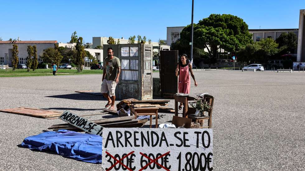 Ação sobre a crise da habitação e os seus efeitos nos estudantes universitários, em Lisboa, 29 de setembro de 2023. A manifestação “Casa para Viver, Planeta para Habitar” promove, em conjunto com a Habitação Abril, a Greve Climática Estudantil, o Coletivo Ruído e a Associação Académica da Universidade de Lisboa, uma ação para alertar para a escassez e precariedade de habitação disponível para os estudantes e jovens em geral, bem como a necessidade urgente de se resolver esta situação. ANTÓNIO COTRIM/LUSA
