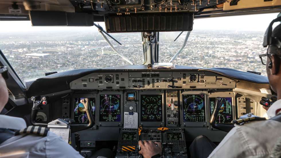 Avião das Linhas Aéreas de Moçambique (LAM), que passa a ligar Joanesburgo, na África do Sul, a Vilanculo, na província de Inhambane, um dos principais pontos turísticos de Moçambique, no Aeroporto de Inhambane, Moçambique, 29 de setembro de 2023. De acordo com informação comercial divulgada pela transportadora aérea, o primeiro desses voos diretos acontece já neste dia, operando a companhia ainda ligações às quartas-feiras e aos domingos. LUÍSA NHANTUMBO/LUSA
