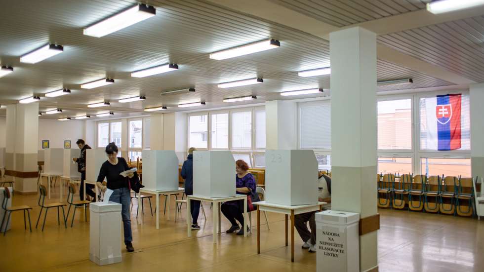 epa10891272 A woman casts her ballot during Slovakia's parliamentary elections at a polling station in Bratislava, Slovakia, 30 September 2023. Voters in Slovakia are choosing all 150 members of the National Council.  EPA/MARTIN DIVISEK