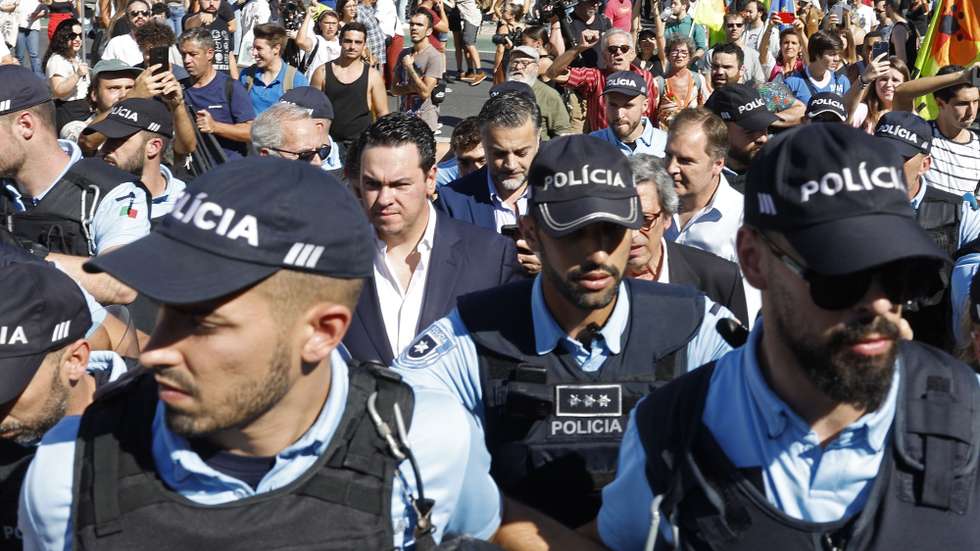 Deputados do partido Chega são acompanhados por elementos da polícia durante a manifestação "Casa para Viver, Planeta para Habitar", pela habitação e pela justiça climática, contra a precariedade e o aumento do custo de vida, convocada pelas plataformas Casa para Viver e Their Time to Pay, Lisboa, 30 de setembro de 2023. ANTÓNIO PEDRO SANTOS/LUSA