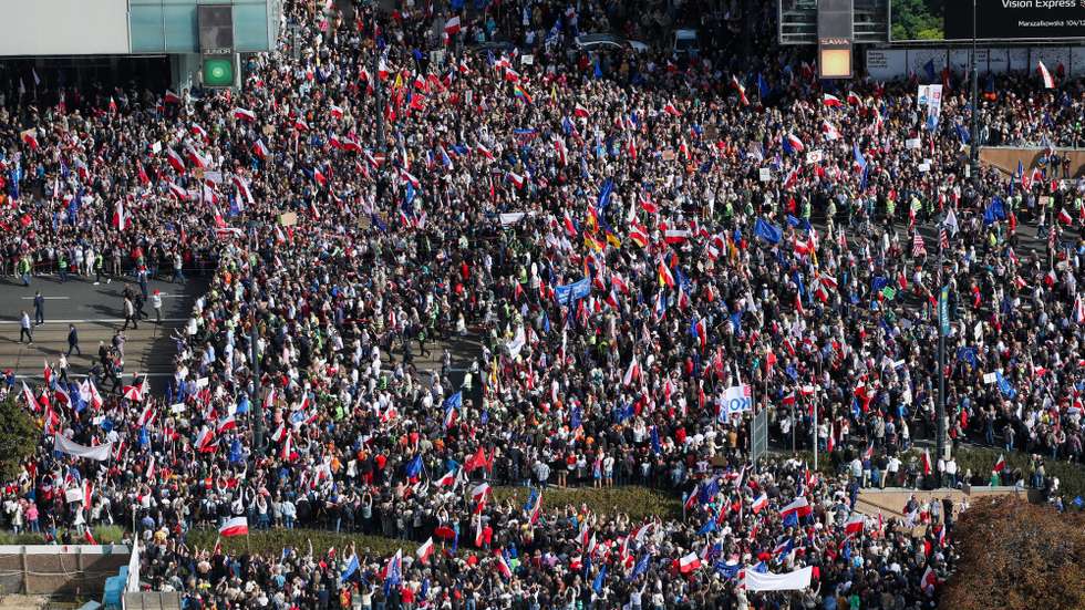 epa10893634 People take part in the "Million Hearts March" organized by the Civic Coalition in downtown Warsaw, Poland, 01 October 2023. The action, called by Civic Coalition leader Donald Tusk, is intended to encourage opposition supporters to participate in the October 15 parliamentary elections.  EPA/PAWEL SUPERNAK POLAND OUT