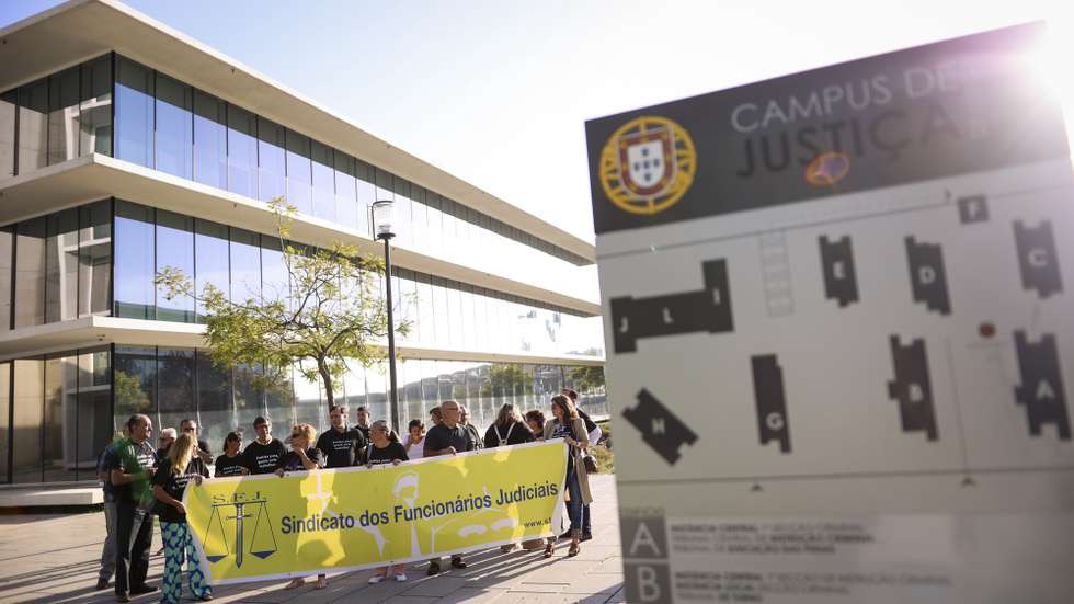 Funcionários judiciais participam na greve promovida pelo Sindicato dos Funcionários Judiciais no Campus de Justiça, em Lisboa, 03 de outubro de 2023. FILIPE AMORIM/LUSA