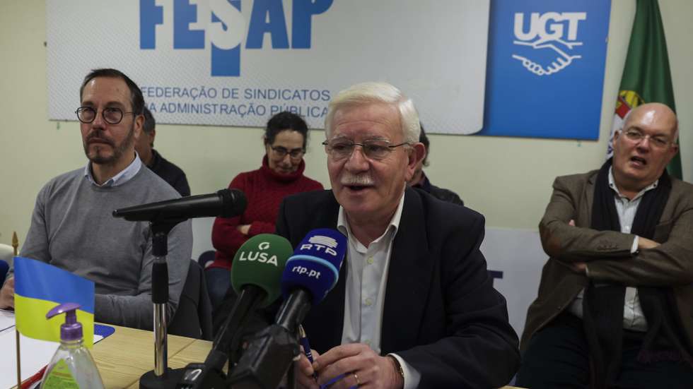 José Abraão, presidente da FESAP (Federação de Sindicatos da Administração Pública), fala aos jornalistas durante a conferência de imprensa na sede da FESAP, Lisboa, 17 de janeiro de 2023.  MANUEL DE ALMEIDA/LUSA