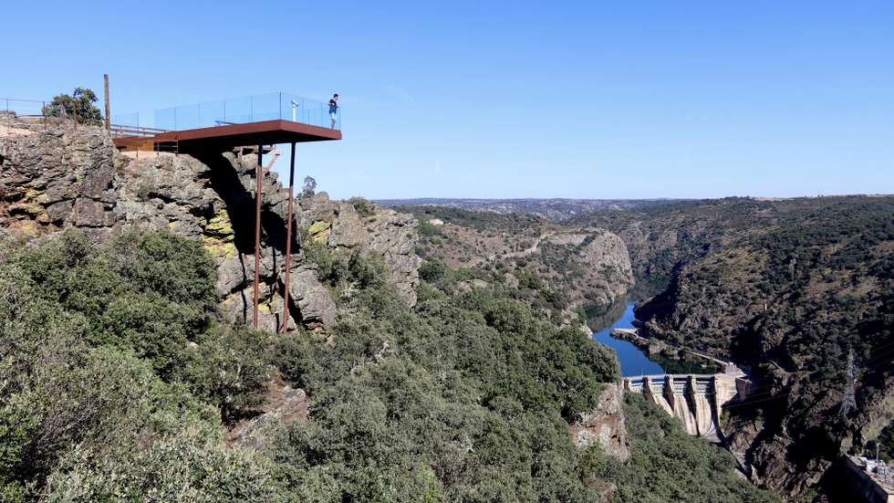 Vista da barragem espanhola do Castro do Miradouro da Penhas da Torres, no Douro internacional, em Paradela, Miranda do Douro, 03 de outubro de 2023. O concelho de Miranda do Douro ganhou dois novos miradouros que são autênticas varandas sobre a paisagem das arribas do Parque Natural do Douro Internacional, onde foram investidos cerca 300 mil euros nestes equipamentos enquadrados na paisagem. (ACOMPANHA TEXTO DA LUSA DO DIA 05 DE OUTUBRO DE 2023). FRANCISCO PINTO/LUSA