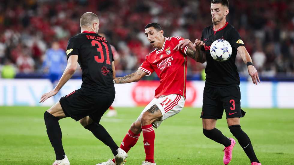 epa10873025 Benfica player Angel Di Maria (C) in action against RB Salzburg player Stranhinja Pavlovic and Aleksa Terzic (R) during the UEFA Champions League group D soccer match between Benfica SL and RB Salzburg at Luz Stadium in Lisbon, Portugal, 20 September 2023.  EPA/JOSE SENA GOULAO