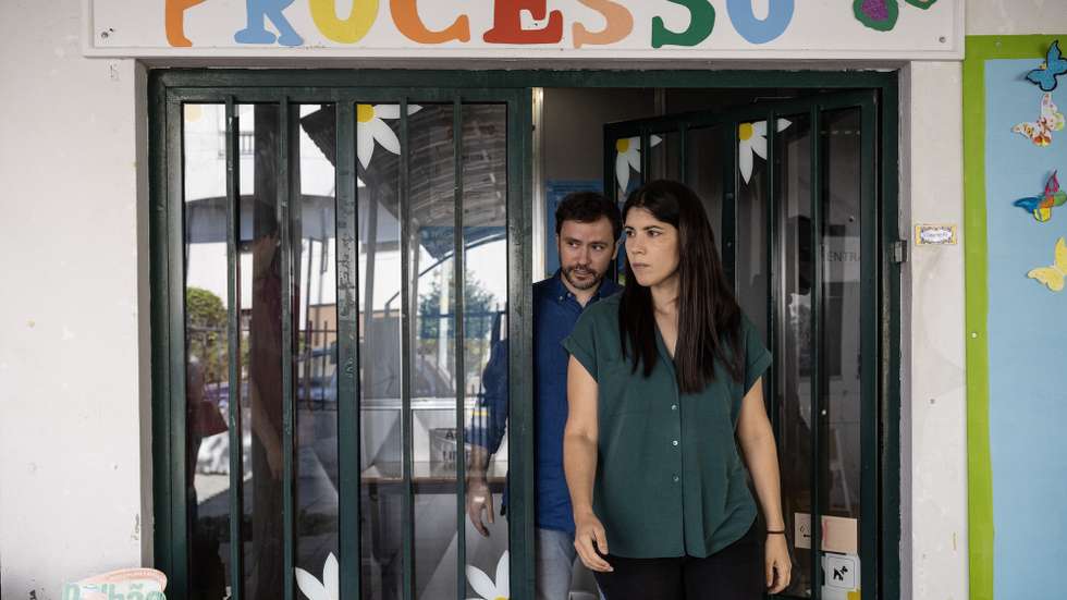 A coordenadora do Bloco de Esquerda (BE), Mariana Mortágua (D), acompanhada pelo deputado do BE, José Soeiro, visita a Creche Municipal Expansão em Paredes, 9 de outubro de 2023. JOSÉ COELHO/LUSA
