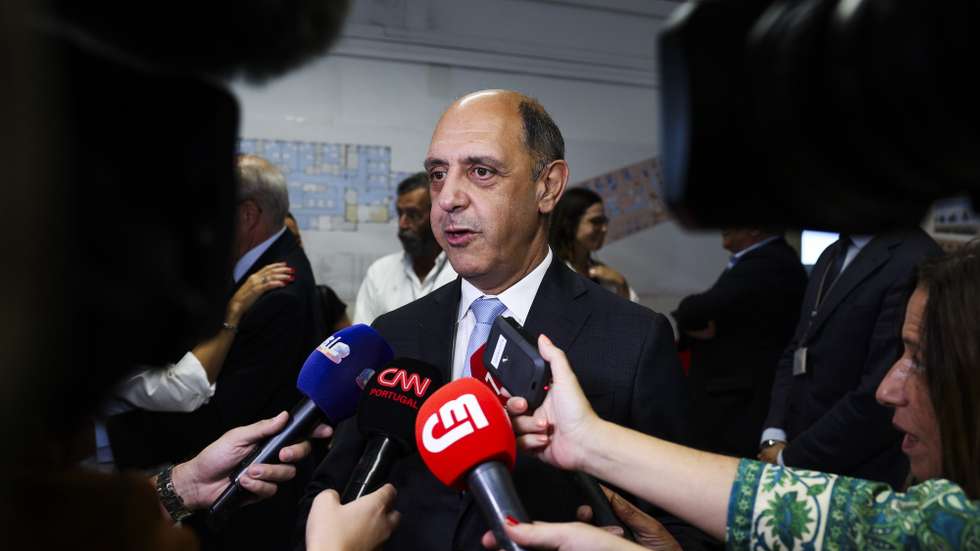 O ministro da Saúde, Manuel Pizarro, fala à comunicação social após a visita e inauguração da nova unidade de internamento de Psiquiatria do Hospital de Santa Maria, Centro Hospitalar Universitário Lisboa Norte, 10 de outubro de 2023.  ANTÓNIO COTRIM/LUSA