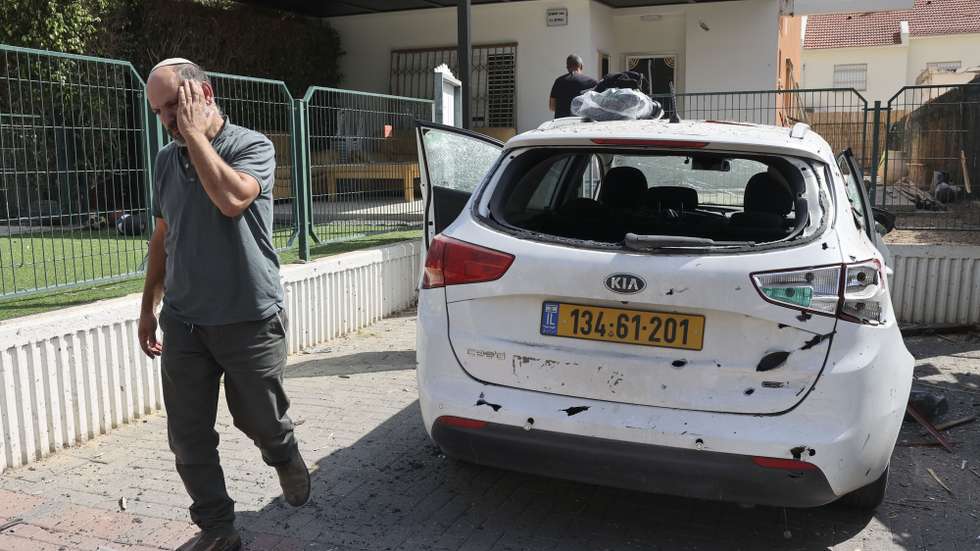 Um habitante de Sderot, uma cidade fronteiriça israelita com cerca de 20 mil habitantes, praticamente deserta, exceptuando forças militares e paramilitares, reage após fragmentos de misseis terem atingido a sua viatura devido aos ataques do grupo palestiniano Hamas ao longo da fronteira com a Faixa de Gaza, em Israel, 12 de outubro de 2023. A cidade fronteiriça israelita de Sderot tem mais de 19 mil habitantes, na maior parte israelitas, encontra-se praticamente deserta, exceptuando forças militares e paramilitares. MANUEL DE ALMEIDA/LUSA