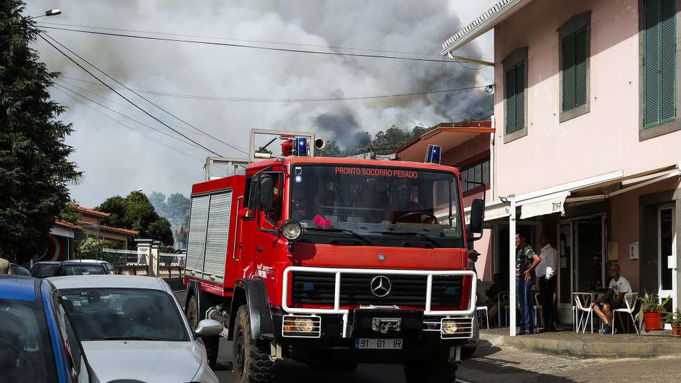 Bombeiros participam no combare ao incêndio no concelho da Calheta, Madeira, 12 de outubro de 2023. O incêndio deflagrou cerca das 18:00 de quarta-feira na freguesia dos Prazeres, no município da Calheta, na zona oeste da Madeira, e motivou a retirada de 120 hóspedes do Hotel Jardim Atlântico”, cerca das 20:00, embora o fogo não tenha atingido a infraestrutura. HOMEM DE GOUVEIA/LUSA