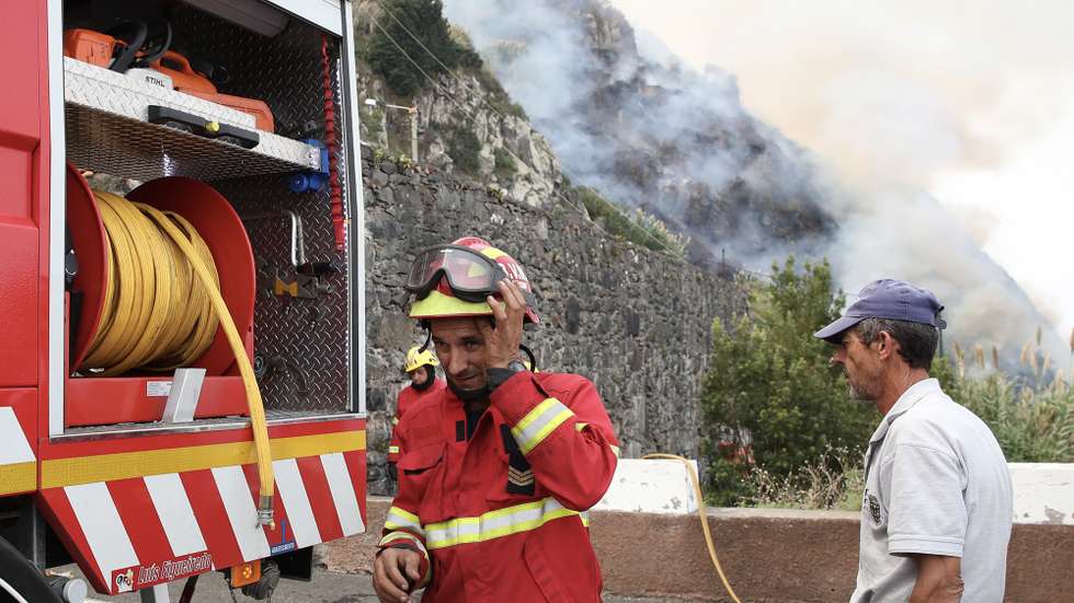 Elementos dos bombeiros combatem um incêndio no sítio da Espigueira, freguesia do Porto Moniz, Madeira, 13 de outubro de 2023. O fogo deflagrou inicialmente na quarta-feira, cerca das 18:00, na freguesia dos Prazeres, concelho da Calheta, tendo alastrado durante a noite à freguesia contígua da Fajã da Ovelha e, posteriormente, às freguesias da Ponta do Pargo e das Achadas da Cruz, esta já no concelho do Porto Moniz. HOMEM DE GOUVEIA/LUSA