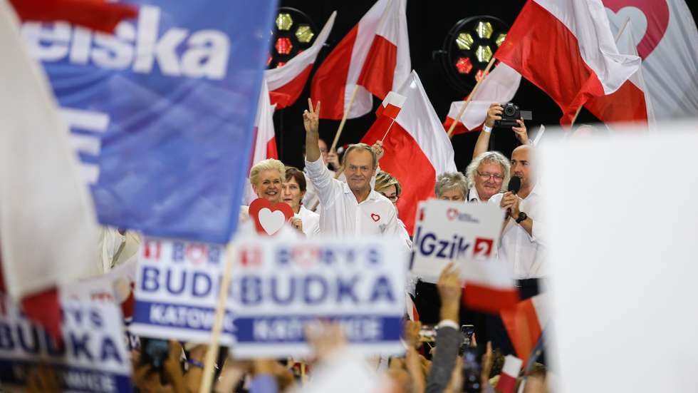 epaselect epa10915141 Leader of main opposition party Civic Platform (PO) Donald Tusk (C) shows a Victory sign during the Civic Platform party meeting with local residents in Katowice, Poland, 12 October 2023. Parliamentary elections are scheduled on 15 October when Poles will elect 460 MPs and 100 senators for a four-year term.  EPA/ZBIGNIEW MEISSNER POLAND OUT