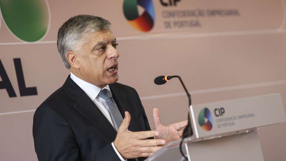 O presidente da CIP - Confederação Empresarial de Portugal, Armindo Monteiro, durante a conferência de imprensa onde aborda o Pacto Social, o Orçamento do Estado e as perspetivas económicas para 2024, esta manhã em Lisboa, 17 de outubro de 2023. MIGUEL A. LOPES/LUSA