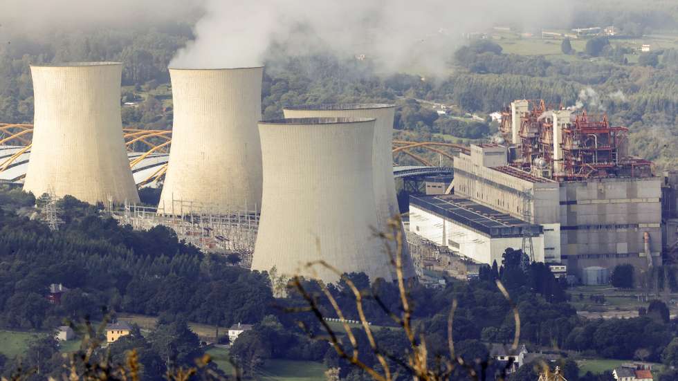 epa10899313 View of Endesa's coal-fired power station in As Pontes, Galicia, Spain, 04 October 2023, that is to definitively close as it will exhaust its last coal stock.  EPA/KIKO DELGADO