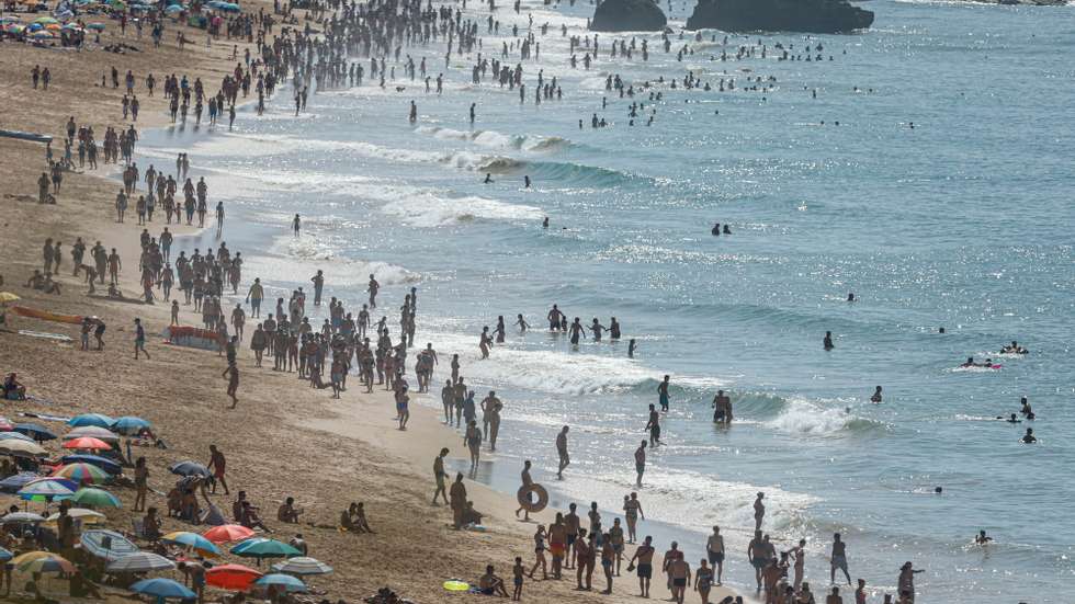 Turistas procuram as praias do Algarve para fugir à onda de calor que se faz sentir em Portugal, Albufeira, 22 de agosto de 2023. Por causa do tempo quente, o IPMA colocou os distritos de Vila Real, Bragança, Viseu, Guarda, Coimbra, Castelo Branco e Santarém sob aviso vermelho entre as 00:00 de hoje e as 10:00 de quinta-feira. LUÍS FORRA/LUSA