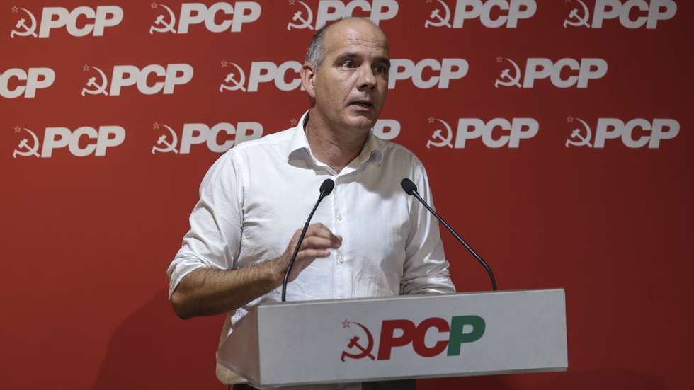 O secretário Geral do PCP, Paulo Raimundo participa e intervém no Encontro Nacional do PCP "Do papel e política do Estado aos meios necessários. Uma outra política de Proteção Civil", esta tarde em Lisboa, 28 de outubro de 2023. MIGUEL A. LOPES/LUSA