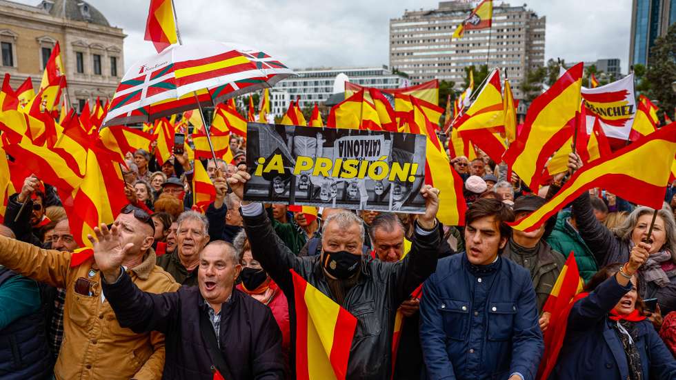 epa10947302 Spanish People Party's supporters (PP) take part in a protest, called by the Foundation for the Defense of the Spanish Nation (DENAES), against granting amnesty to people involved in the 2017 Catalonia independence bid in Madrid, Spain, 29 October 2023. Spain's acting Prime Minister Pedro Sanchez on 28 October expressed his support of amnesty for the politicians involved in the 2017 Catalonia independence bid, to be able to form a government and not to call parliamentary elections, as he and his party struggle to secure a majority and form a new Spanish government. In case Sanchez manages to reach an agreement with Catalan Independence movement politicians and other parties, such Basque EH Bildu, he will be sworn in as PM for a second term.  EPA/DANIEL GONZALEZ